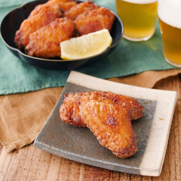 やみつきスパイシーなチキンが四角い和風の小皿に盛り付けられているところ