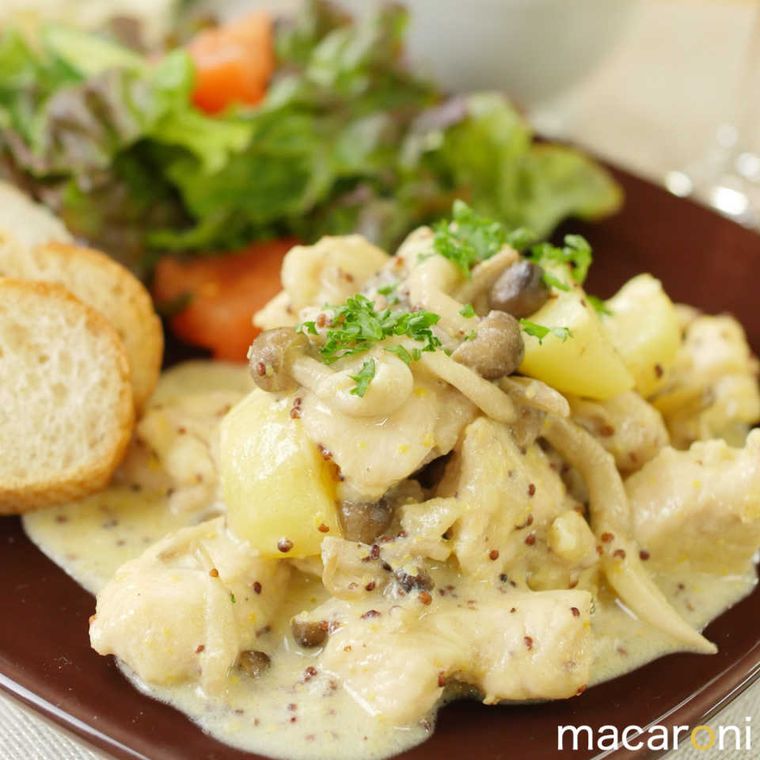 鶏肉の粒マスタードクリーム煮が茶色の器に盛り付けられているところ