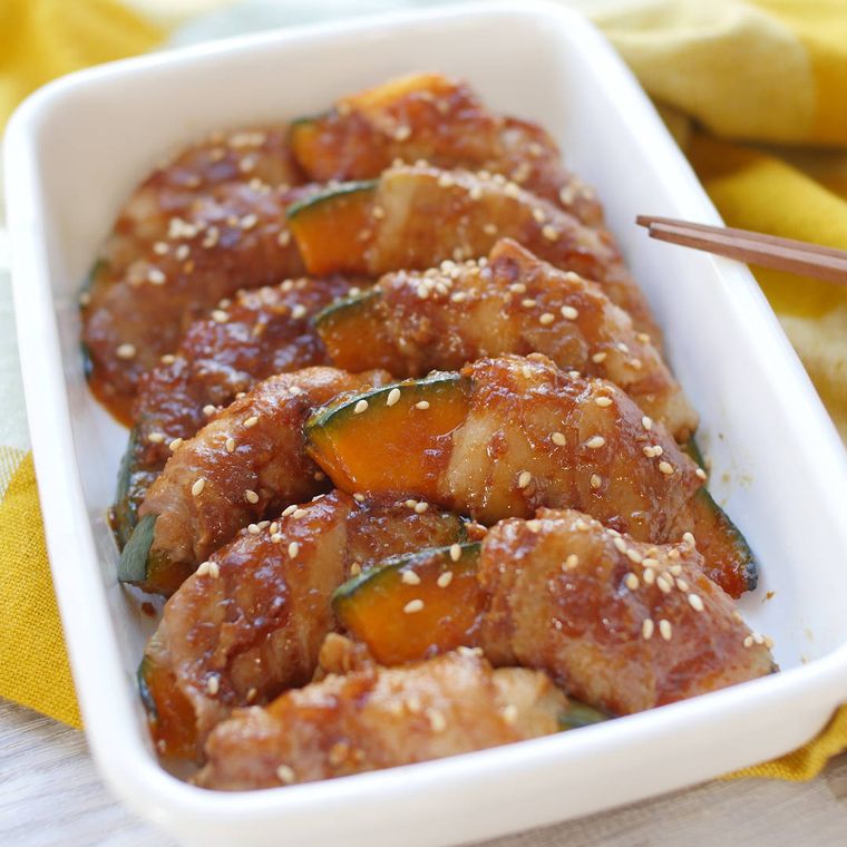 照り焼き風味の肉巻きかぼちゃが白い四角の器に盛り付けられているところ