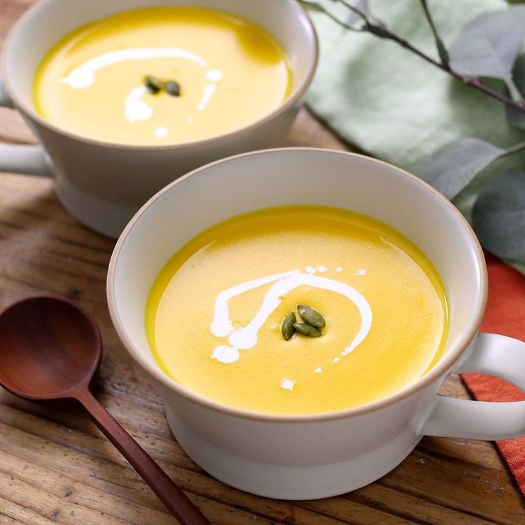 かぼちゃポタージュスープが深めのスープボウルに盛り付けられているところ
