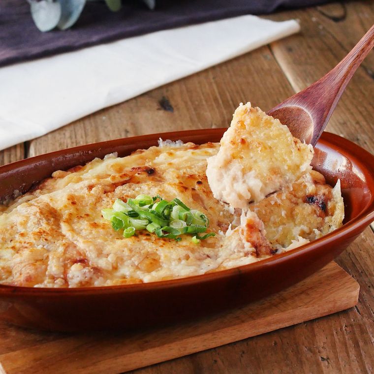 里芋みそチーズグラタンが茶色の陶器のグラタン皿にこんがりと焼き上げられているところ