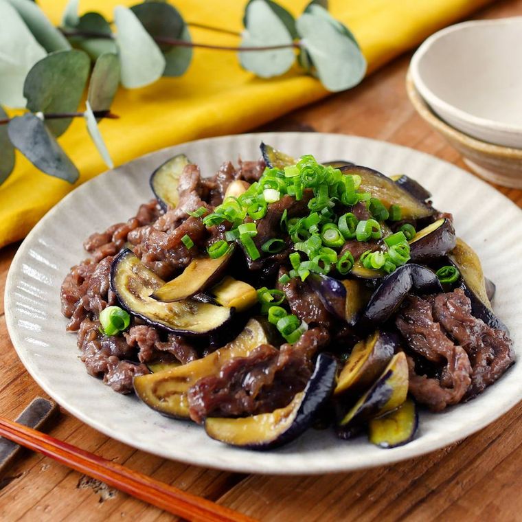 白い丸皿に盛り付けられた牛肉となすの甘辛炒め