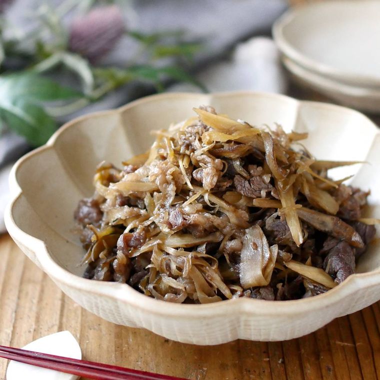 白い器に盛られた牛肉とごぼうのしぐれ煮
