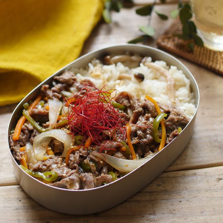 楕円形のアルミの弁当箱に入ったプルコギ弁当