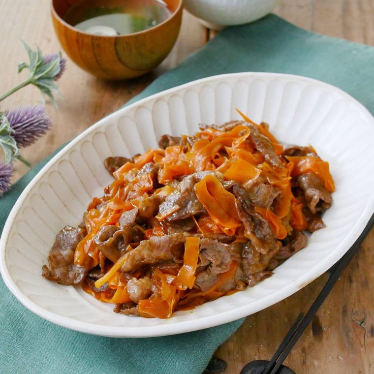 白い皿に盛られた牛肉とにんじんの甘辛炒め