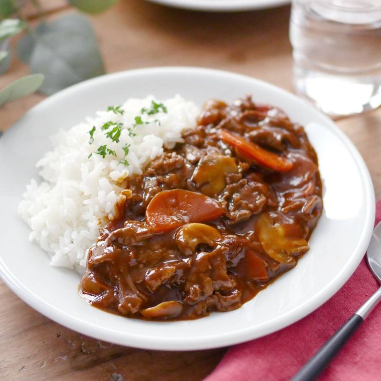 白い丸皿に盛り付けた牛肉とにんじんのハヤシライス