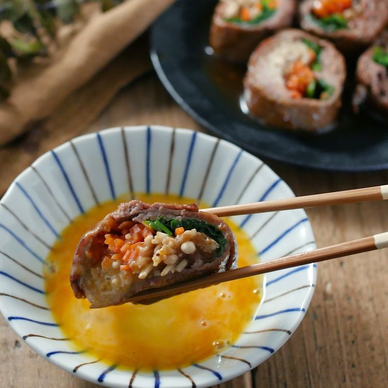 ひと口すき焼きロールを箸でつまんでいる様子