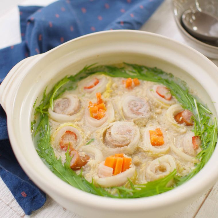 白い鍋に盛り付けた白菜ロール鍋