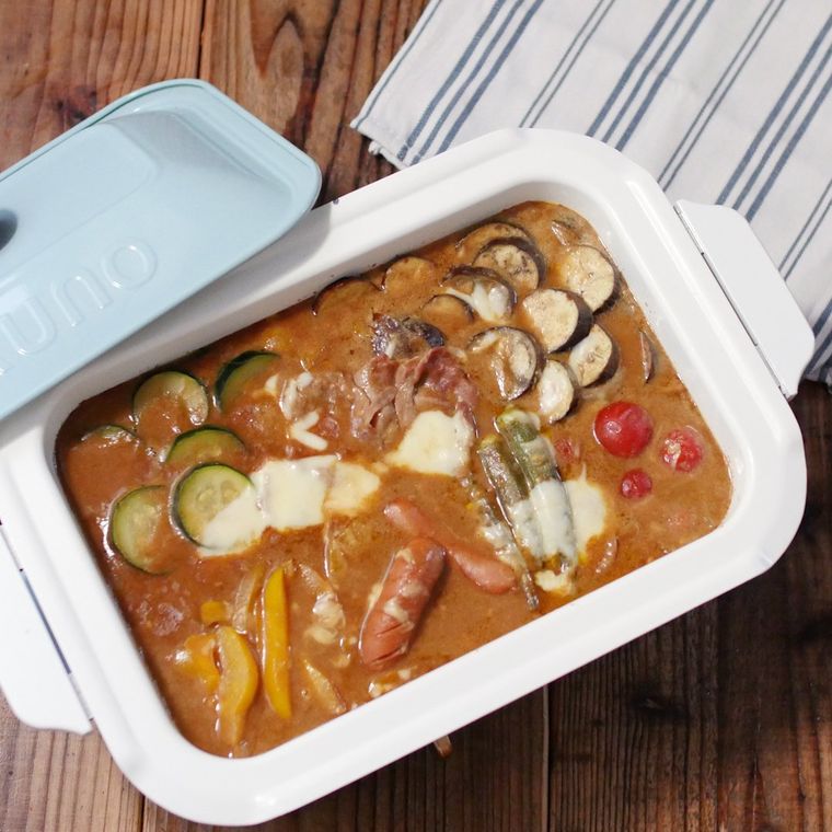白いホットプレート鍋に入った豆乳カレー鍋