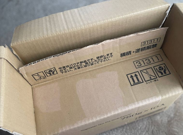 段ボールを折っている様子