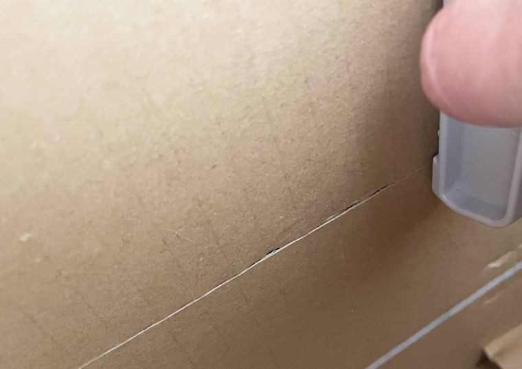 段ボールにカッターで切り込みを入れたところ