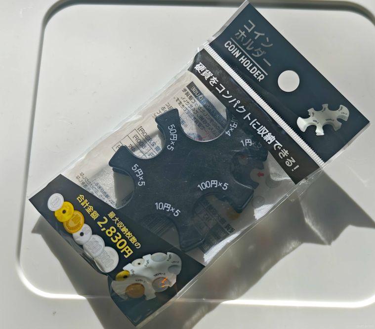 コインホルダーが机の上に置いてある