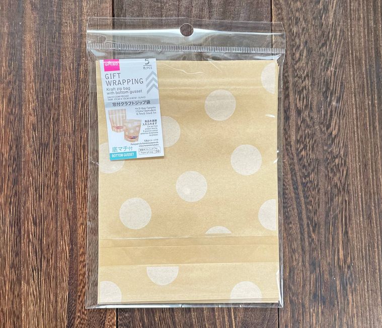開封前のダイソーの窓付クラフトジップ袋