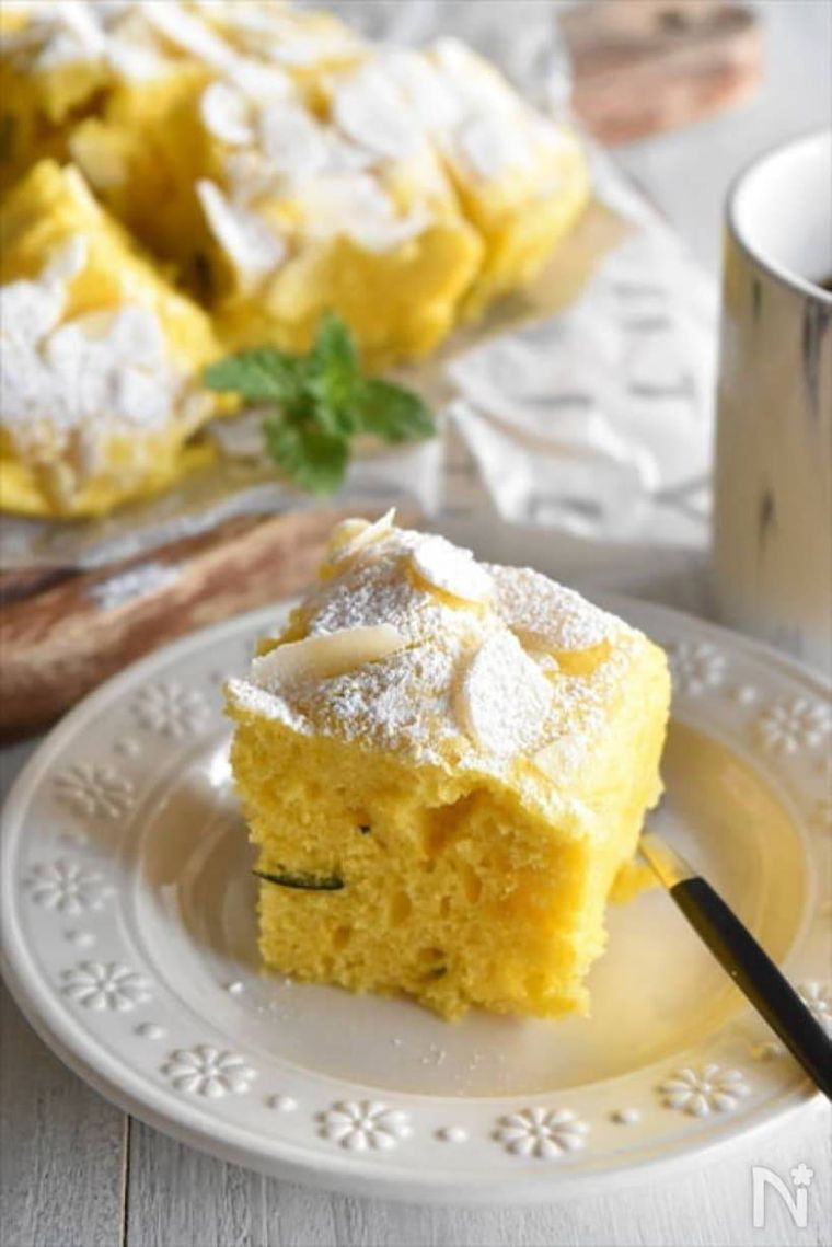 白の皿にのったパンプキン蒸しパン