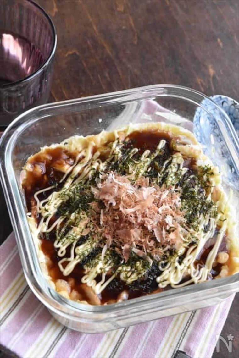 耐熱ガラスに入ったお好み焼き