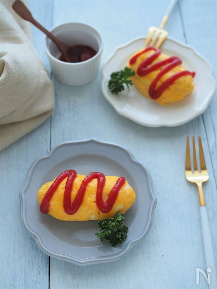 青の皿に盛られたミニオムレツ