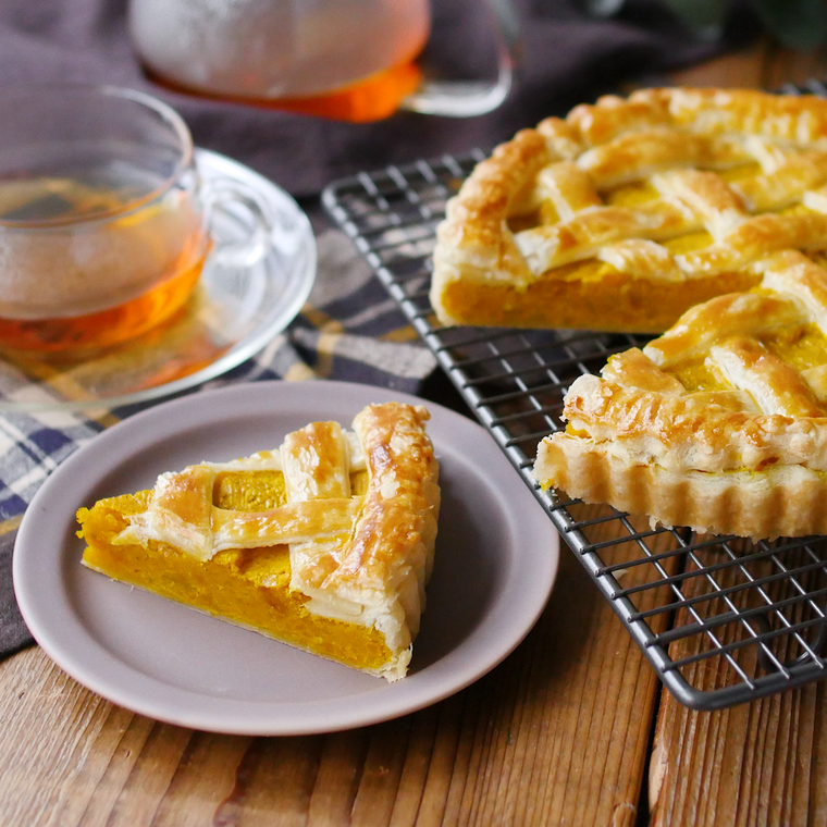 グレーの丸皿にカットして盛り付けられたパンプキンパイ