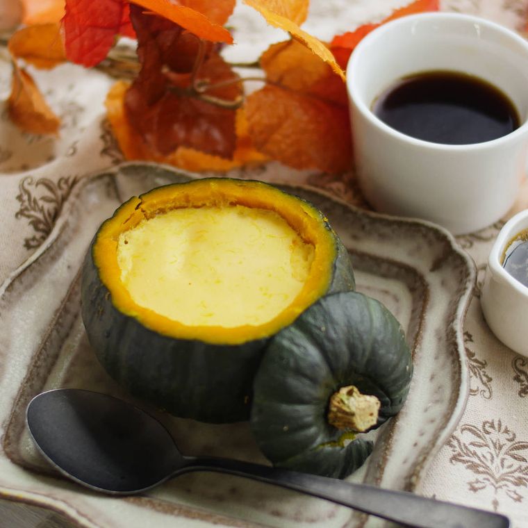 薄いグレーのスクエア皿にのせたまるごとかぼちゃプリン