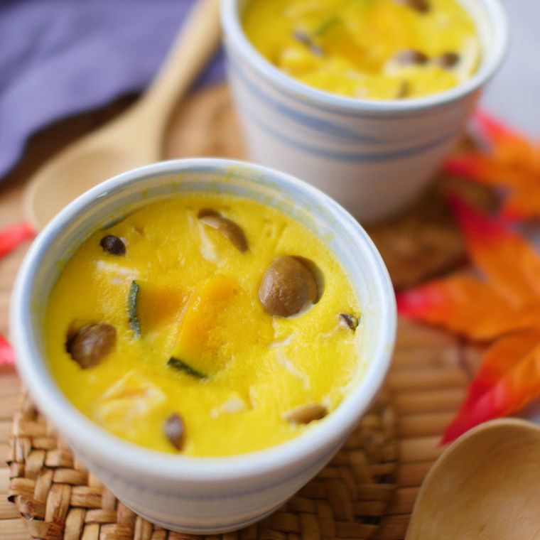 白地に青い線の器に入ったかぼちゃのなめらか茶碗蒸し