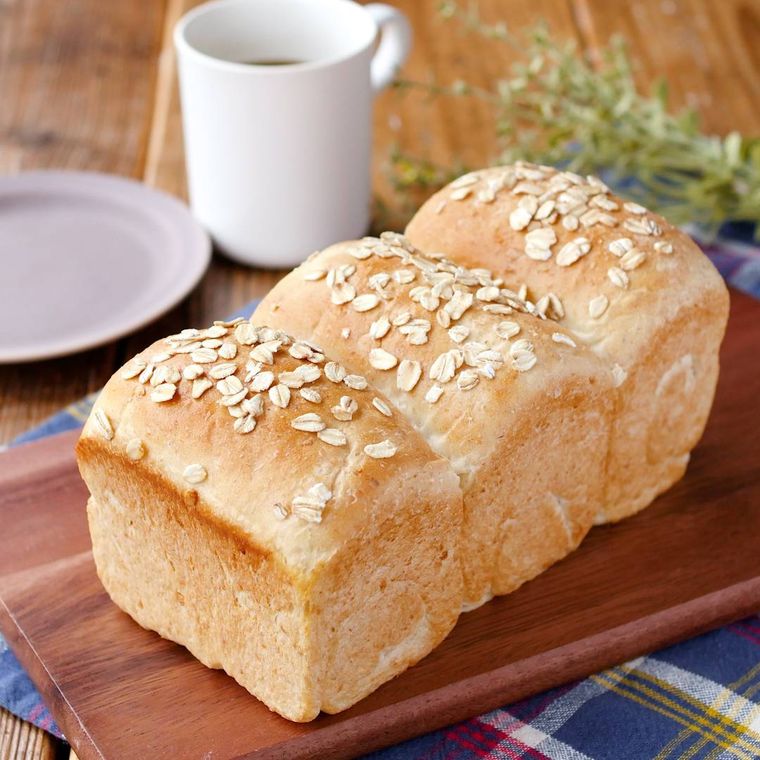 カッティングボードの上にあるオートミールの食パン