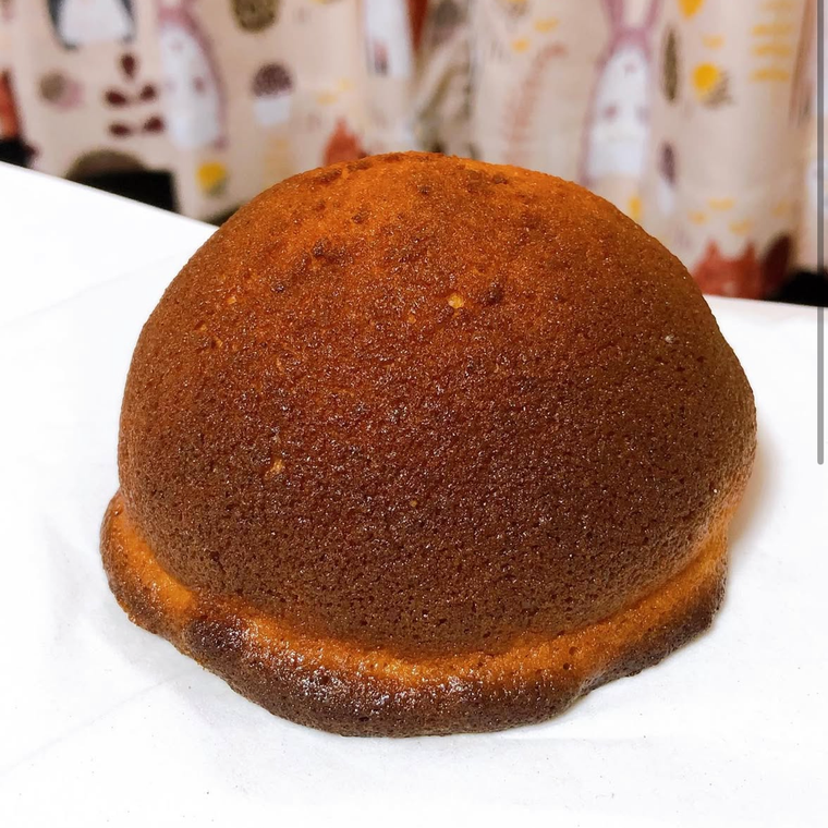 味噌のこっくりとしたブラウン色で、丸い形のお味噌のパン