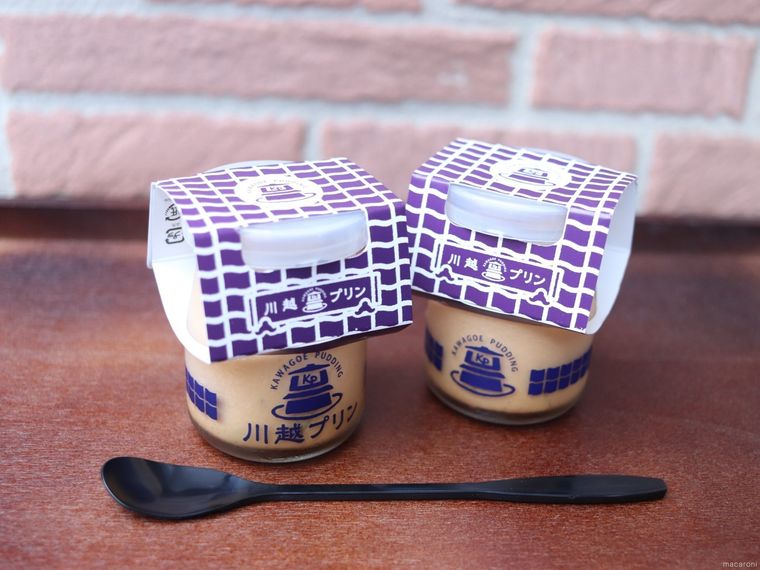 木製のおぼんの上にふたつ並べた川越プリン川越いもと付属のスプーン
