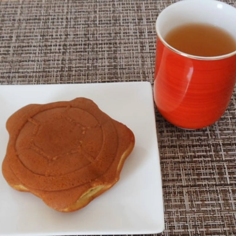 亀の形がかわいらしい、こんがりと焼けた亀どら