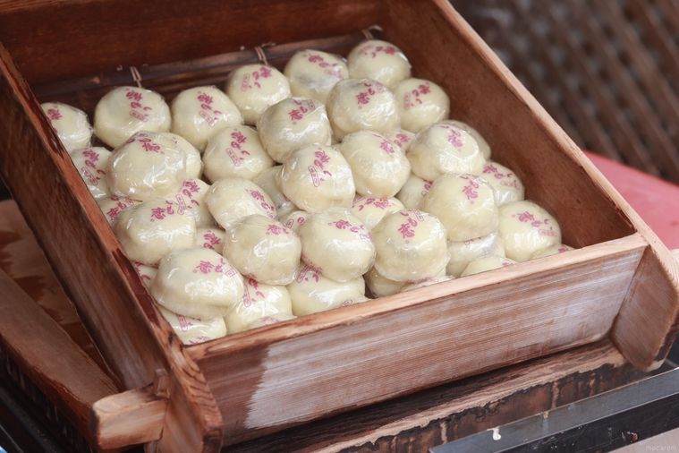 店頭で蒸し器で蒸されているいも恋