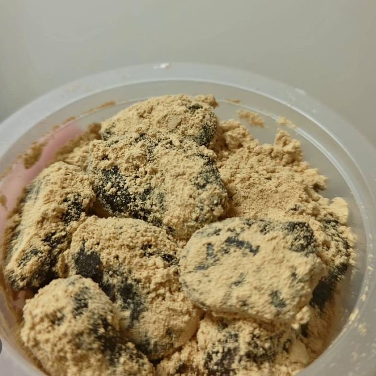 白いカップに入った、ひと口サイズのきなこまめ。たっぷりのきなこが掛かっている