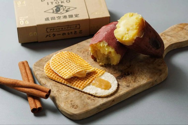 木の板の上に並んだバターのいとこ さつまいもとさつまいも