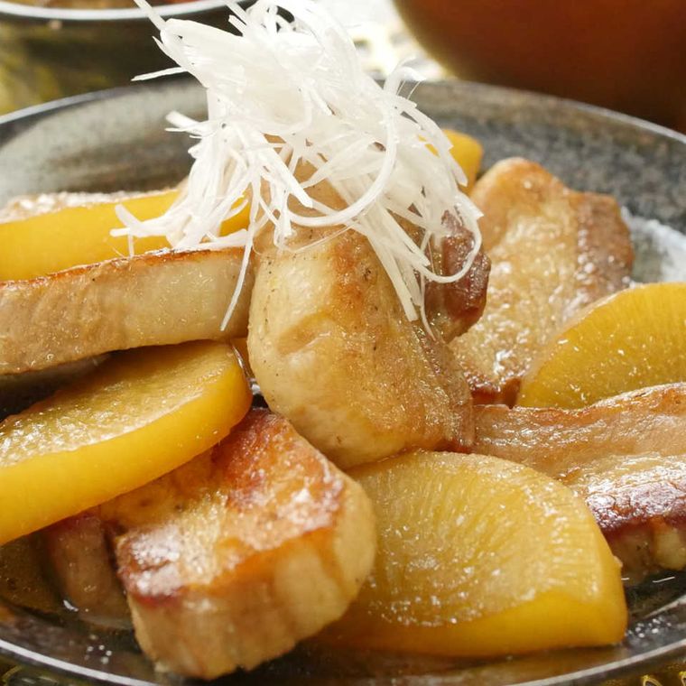 灰色の和風の皿に盛り付けられている豚バラ肉と大根のポン酢しょうゆ煮