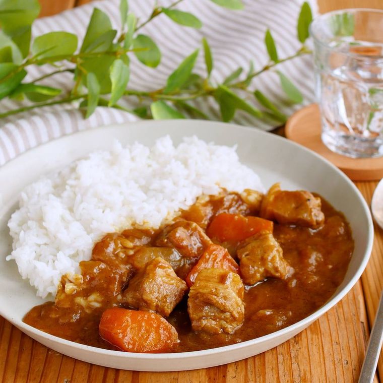 白色のカレー皿に盛り付けられている圧力鍋で時短豚バラかたまり肉カレー