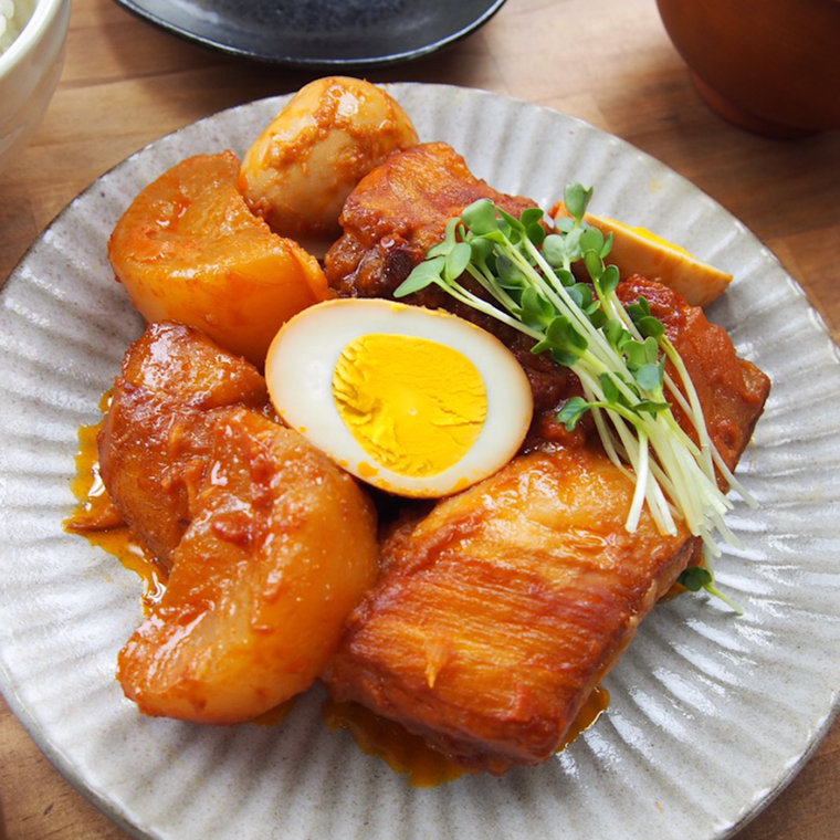 グレー色の洋風の皿に盛り付けられている炊飯器で豚バラトマト角煮