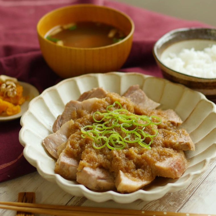 和風の円形の皿に盛り付けられている絶品ジンジャーしっとりチャーシュー