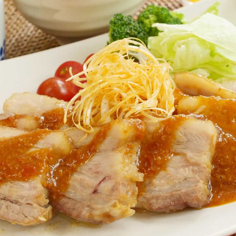 白い四角のプレートに盛り付けられているレンジでピリ辛味噌チャーシュー