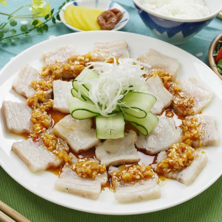 白い円形のシンプルな器に盛り付けられている豚バラかたまり肉のとろける中華煮