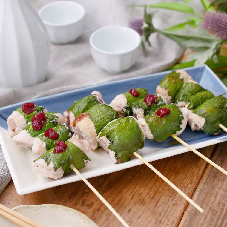 青い角皿に並んだ鶏むね肉の梅しそ串焼き
