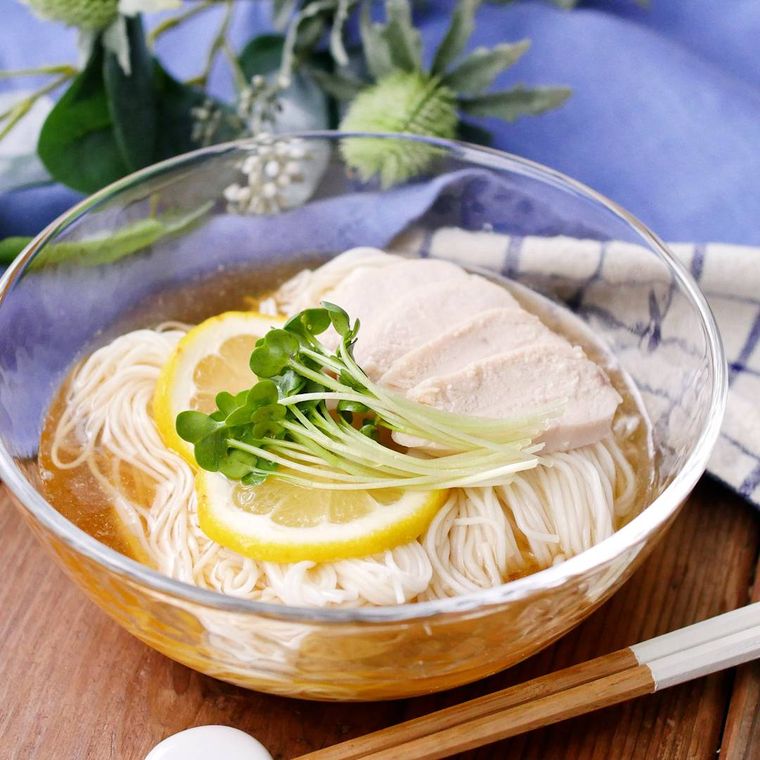 ガラスの器に入った鶏むね肉とレモンをのせたそうめん