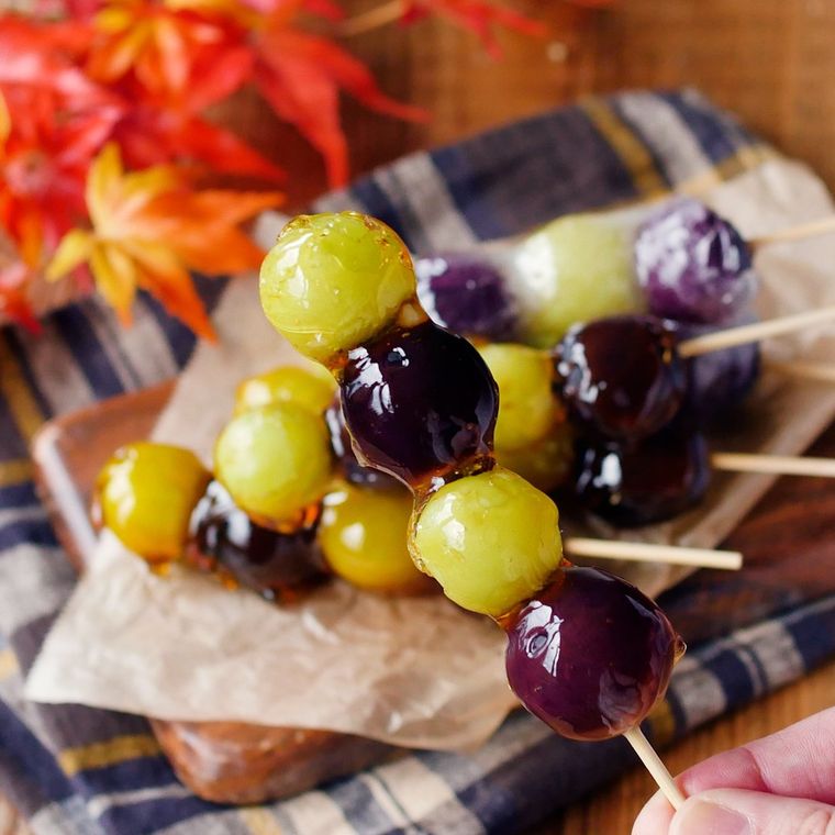 4個のぶどう飴が串に刺さっている