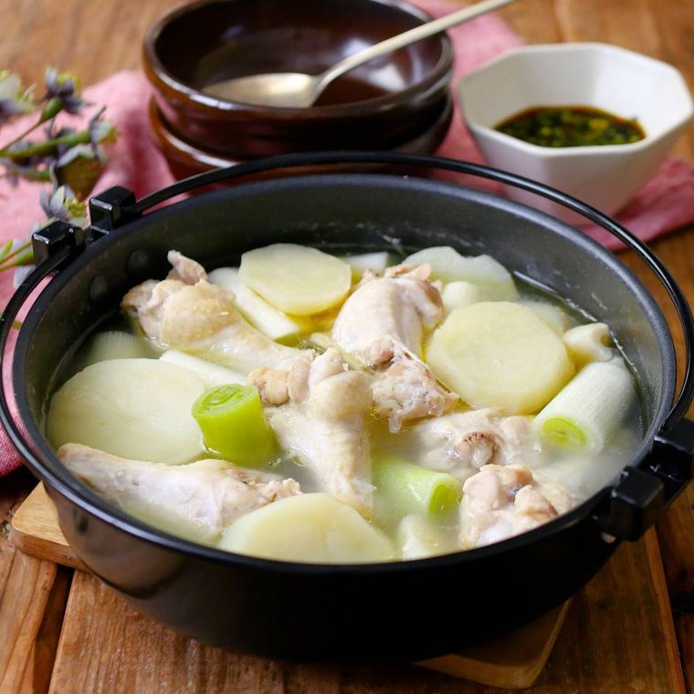 黒い鍋に入ったタッカンマリ