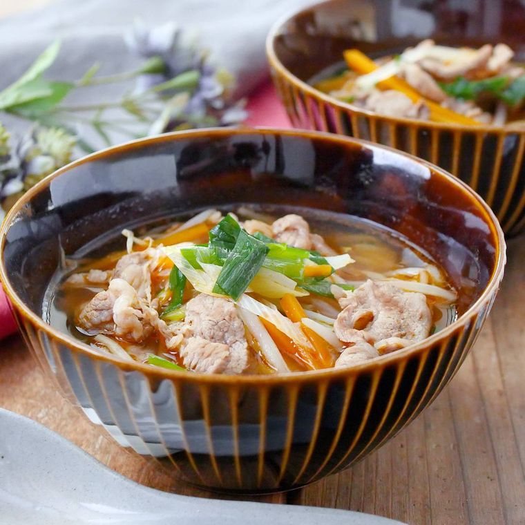 茶色い器に盛り付けたカルビスープ