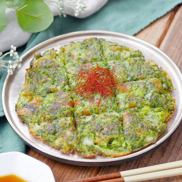 薄いグレーの丸皿に盛り付けられたブロッコリーチヂミ