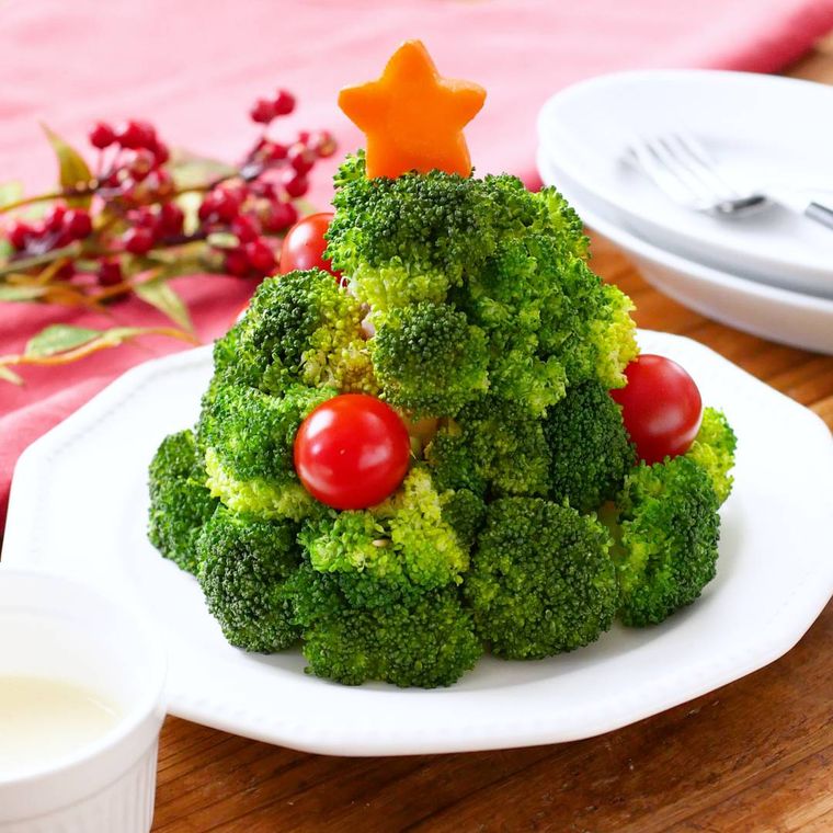 白い皿に盛り付けられたブロッコリーツリー