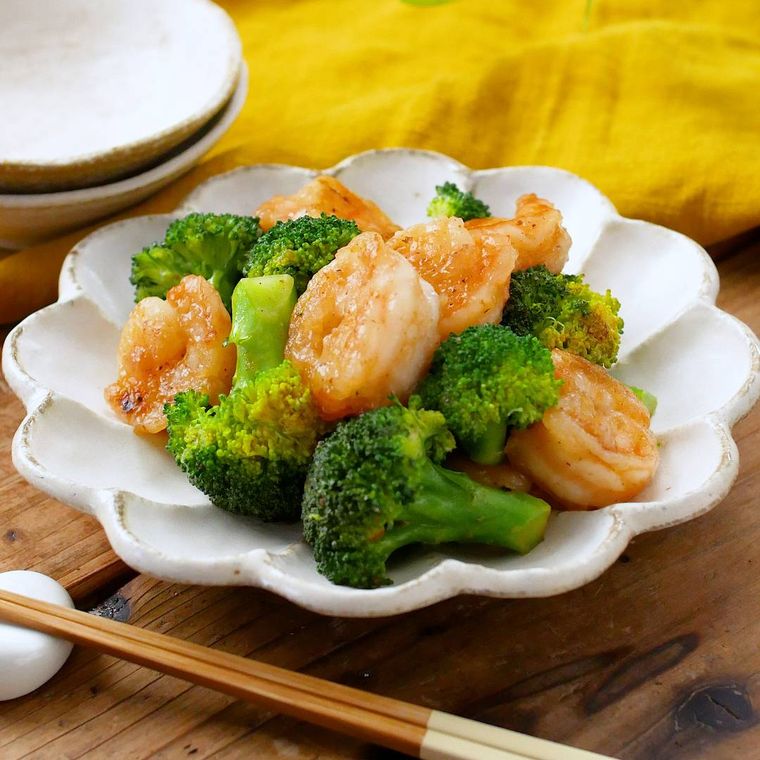 白い皿に盛り付けられたえびとブロッコリーのマヨ炒め