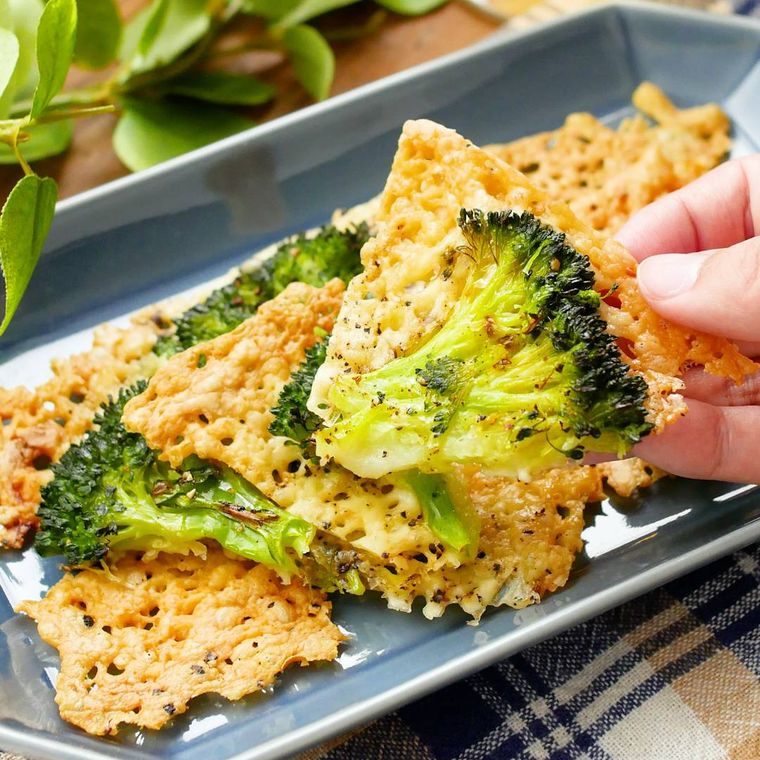 くすみブルーの皿に盛り付けられたマッシュドブロッコリー