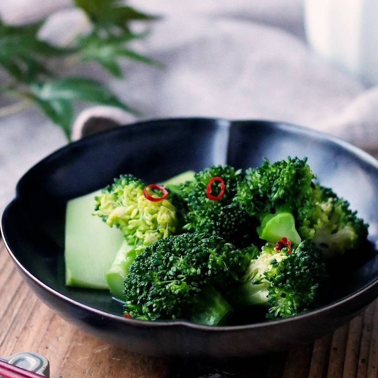 黒い器に盛り付けられたブロッコリーの浅漬け