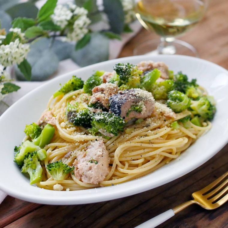 白い丸皿に盛り付けられた鮭缶とブロッコリーのスパゲティ