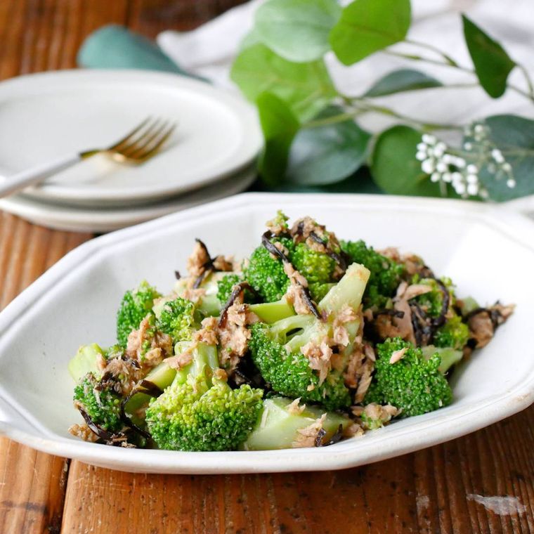 白い皿に盛り付けられた無限ブロッコリー