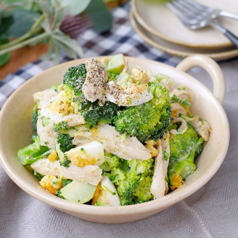 白い器に盛り付けられたブロッコリーのごまマヨサラダ