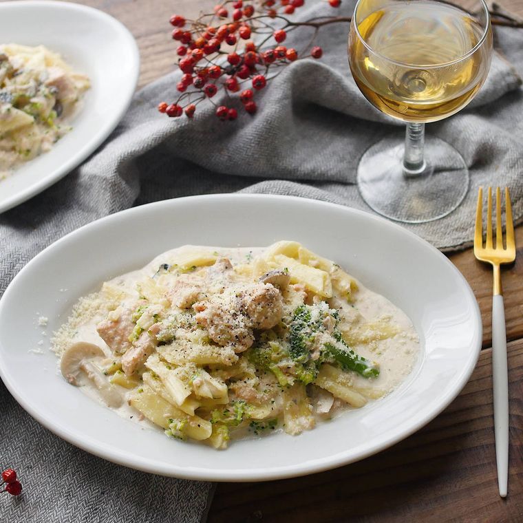 白い丸皿に盛り付けられた鮭缶とブロッコリーのペンネ